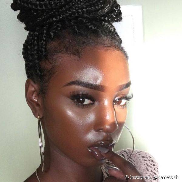 Um dos destaques do Instagram é combinar o gloss dos lábios com uma pele mais leve, com cobertura de BB Cream ou base cremosa (Foto: Instagram @isamessiah)